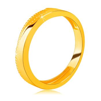 Obrúčka zo žltého 14K zlata - trojuholníkové zárezy lemované drobnými bodkami - Veľkosť: 51 mm
