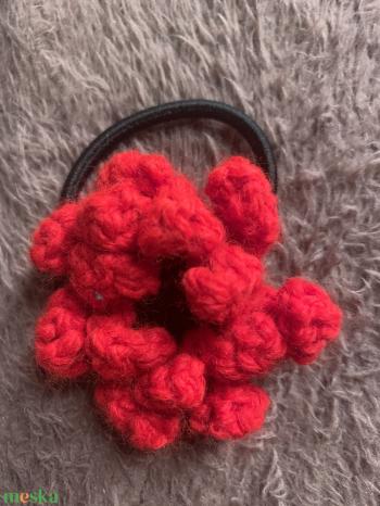 Hajgumi Piros virágos horgolt hajgumi eladó