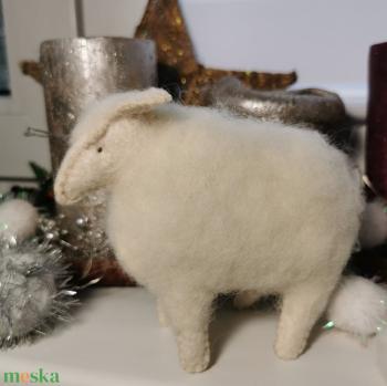 FEHÉR JUH BÁRÁNYKA GYAPJÚ BUNDÁBAN TERMÉSZETES ANYAGOKBÓL (GYAPJÚFILC,GYAPJÚ) TERMÉSZETES JÁTÉK WALDORF JÁTÉK NEMEZJÁTÉK