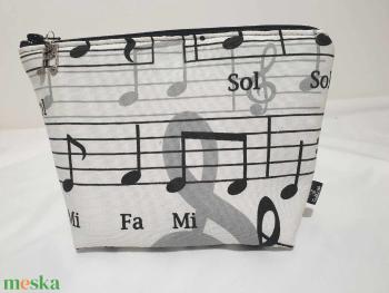 Ze-neszesszer, zenés ajándék, kottázva