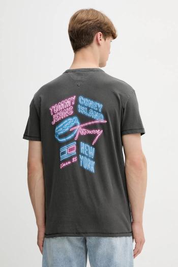 Bavlnené tričko Tommy Jeans pánske, šedá farba, s potlačou, DM0DM21829