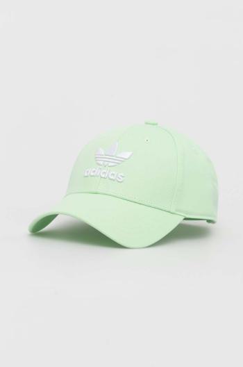 Bavlnená šiltovka adidas Originals zelená farba, s nášivkou,  IW1786