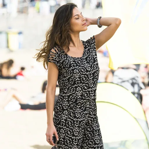 Tričko s prestrihmi na pleciach a potlačou