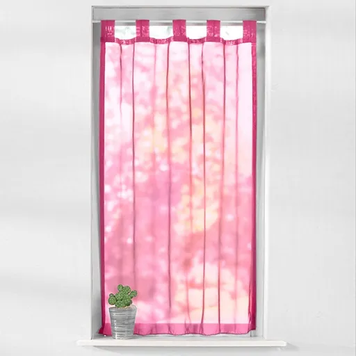 Voálová záclonka zakončená pútkami