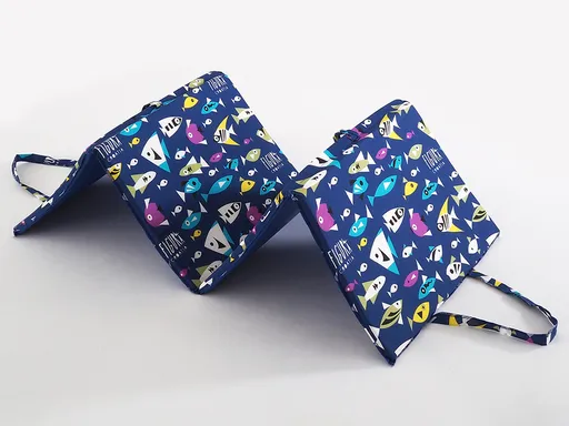 B.E.S. Petrovice Plážové ležadlo, modré s čiernobielymi rybkami