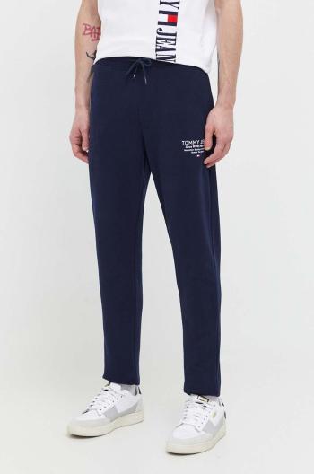 Bavlnené tepláky Tommy Jeans tmavomodrá farba,s potlačou,DM0DM18357