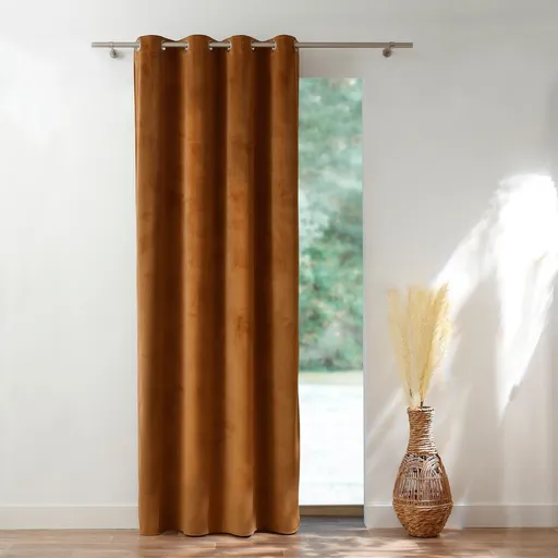 Zamatový jednofarebný záves zakončený očkami