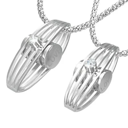 Prívesok pre zamilovaných - rebrovaná elipsa, zirkón, bočný nápis