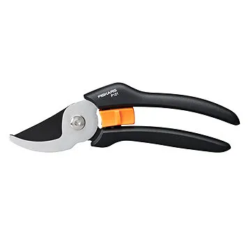 Fiskars Nožnice záhradné dvojčepeľové Solid™ P121 (1057160)