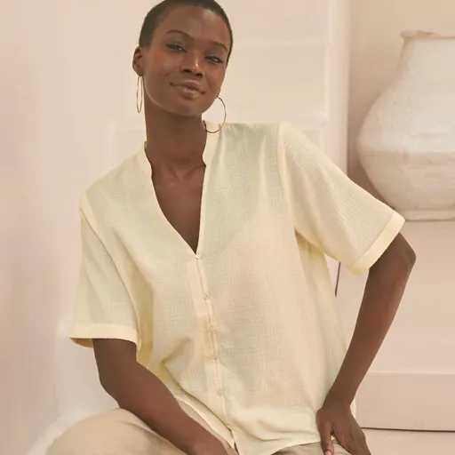 Jednofarebná blúzka s krátkymi rukávmi a tuniským výstrihom