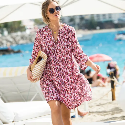 Krátke šaty s volánmi a potlačou