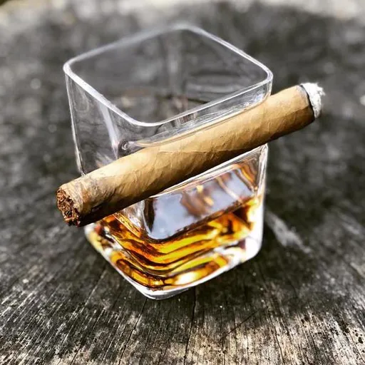 Pohár na whisky a cigaru