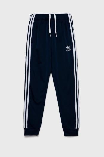Detské tepláky adidas Originals tmavomodrá farba, s nášivkou
