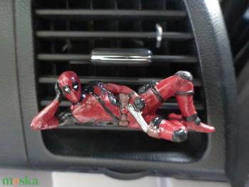 Deadpool szobor
