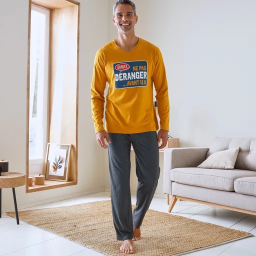 Pyžamo s nohavicami, výstrihom do V a potlačou