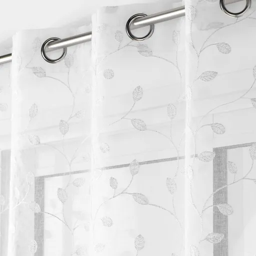 Voálová záclona s výšivkou listov zakončená očkami