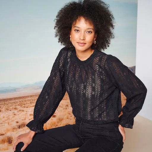 Jednofarebná čipkovaná blúzka so stojačikom