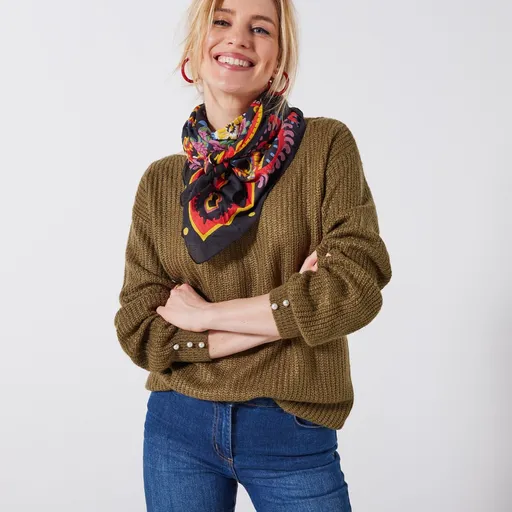 Pulóver s lodičkovým výstrihom a perličkovými gombíkmi