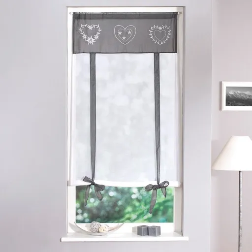 Záclonka so stužkami a výšivkou srdiečok