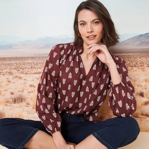 Blúzka so stojačikom, nazberanými rukávmi a potlačou