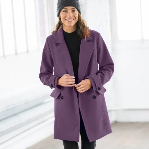 Jednofarebný kabát s dvojradovou gombíkovou légou