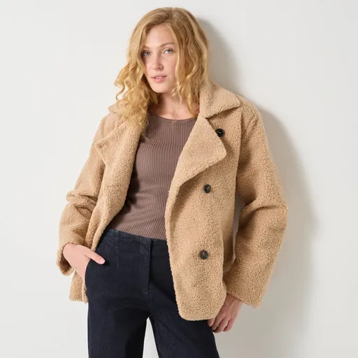 Krátky buklé kabát