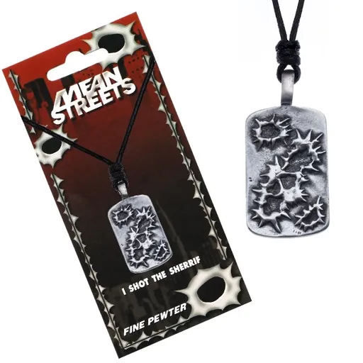 Čierny náhrdelník s príveskom, obrysy dier po guľkách na tabuli