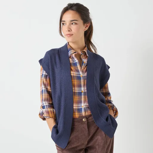 Úpletová vesta s perličkovým vzorom