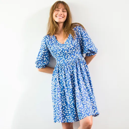 Šaty s potlačou a výstrihom do V