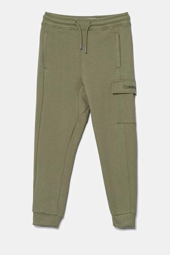 Detské bavlnené tepláky Calvin Klein Jeans RELAXED TAPERED LEG CARGO zelená farba, jednofarebné, IB0IB02409