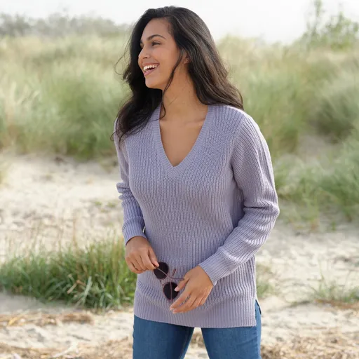 Dlhý pulóver s hladkým vzorom a výstrihom do V