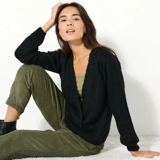 Sveter so zavinovacím zapínaním