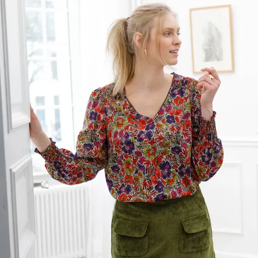 Blúzka so žabkovaním a potlačou kvetín