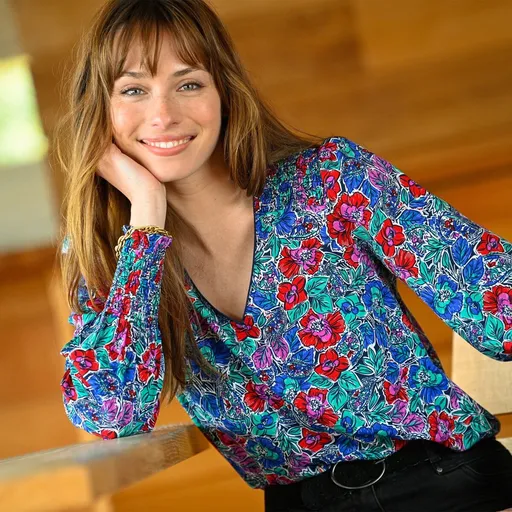 Blúzka so žabkovanými ramenami a s potlačou kvetín