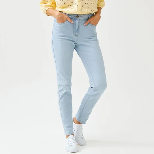 Úzke džínsy s vysokým pásom pre nižšiu postavu