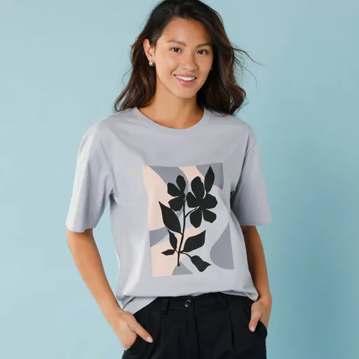 Tričko so stredovou potlačou, pre nižšiu postavu