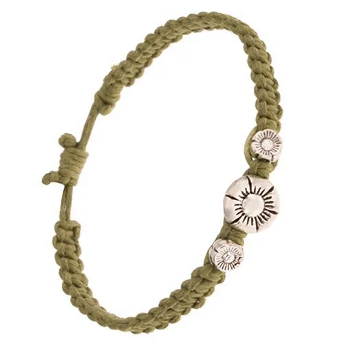 Náramok zo zapletaných orieškových šnúrok, tri patinované kvety