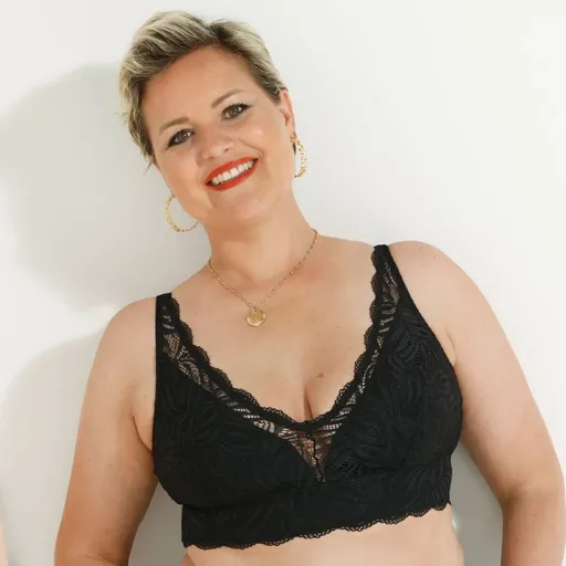 Protetická trojuholníková podprsenka zo strečovej čipky, bez kostíc