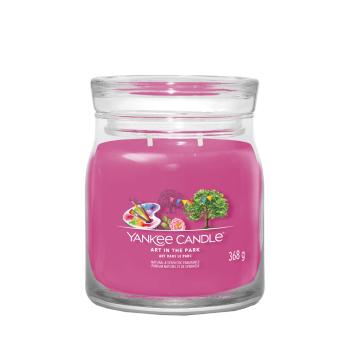 YANKEE CANDLE Signature Vonná sviečka stredná 2 knôty Art in the Park 368 g