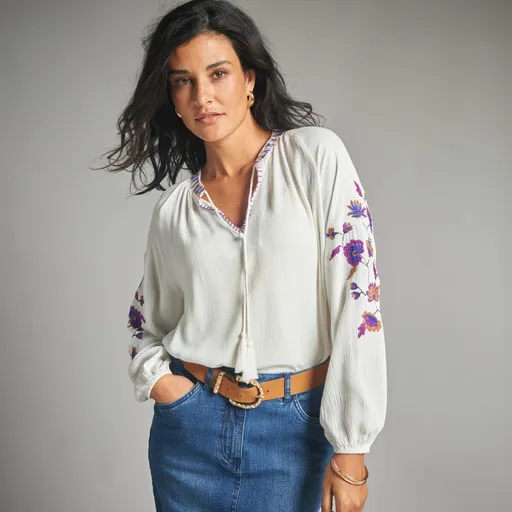 Blúzka s výšivkou a ozdobným výstrihom so strapcami