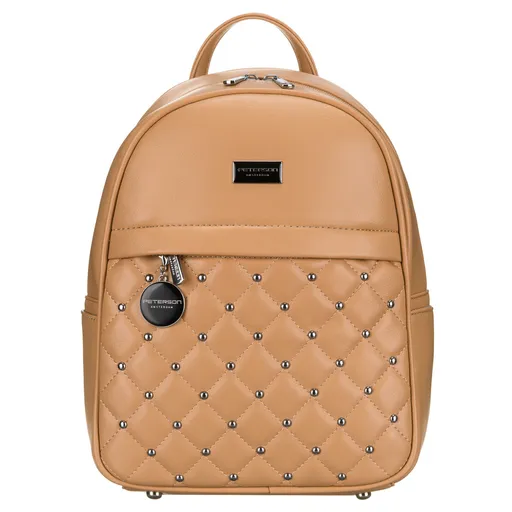 Malý prešívaný béžový dámsky ruksak zdobený striebornými nitmi a módnou kľúčenkou z ekologickej kože