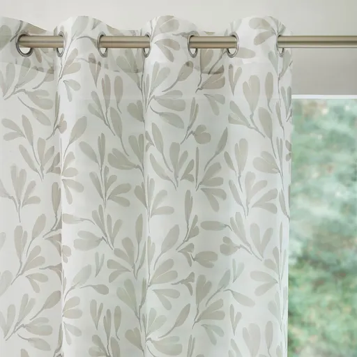 Voálová záclona s motívom listov, zakončená očkami