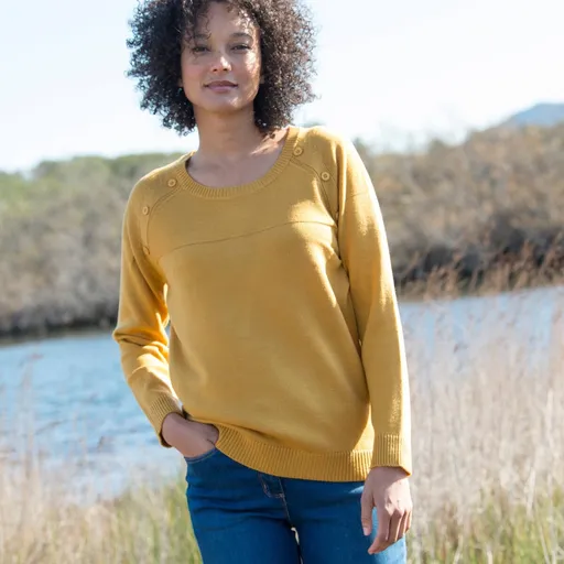 Jednofarebný pulóver s ozdobnými gombíkmi