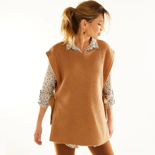 Dlhá vesta z hladkého úpletu s viazačkami na bokoch