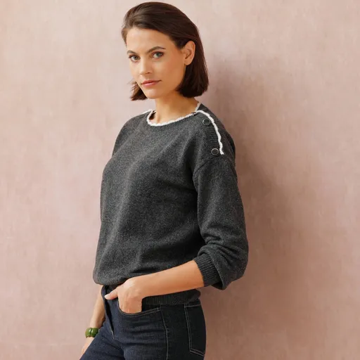 Pulóver s lodičkovým výstrihom a prímesou vlny