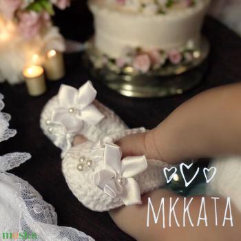 Újszülött  horgolt cipő 0-6 hó