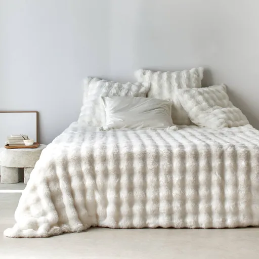 Prikrývka na posteľ a obliečkana vankúš s kožušinovýmvzhľadom