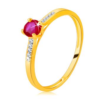 Prsteň zo žltého 14K zlata - žiarivý okrúhly rubín v kotlíku, zirkónové prúžky  - Veľkosť: 56 mm