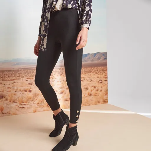 Legíny na koncoch zdobené gombíkmi