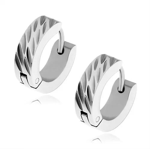 Lesklé oceľové náušnice striebornej farby, šikmé dekoratívne zárezy